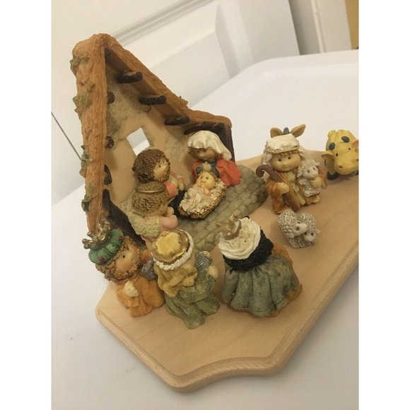 11 Piece Ceramic Christmas Nativity Scene w/Wood Crèche - Picture 7 of 12
